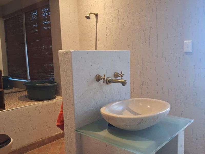 Spacious 5-Bed Residence With Consulting Rooms In Klein Windhoek - Photo 5