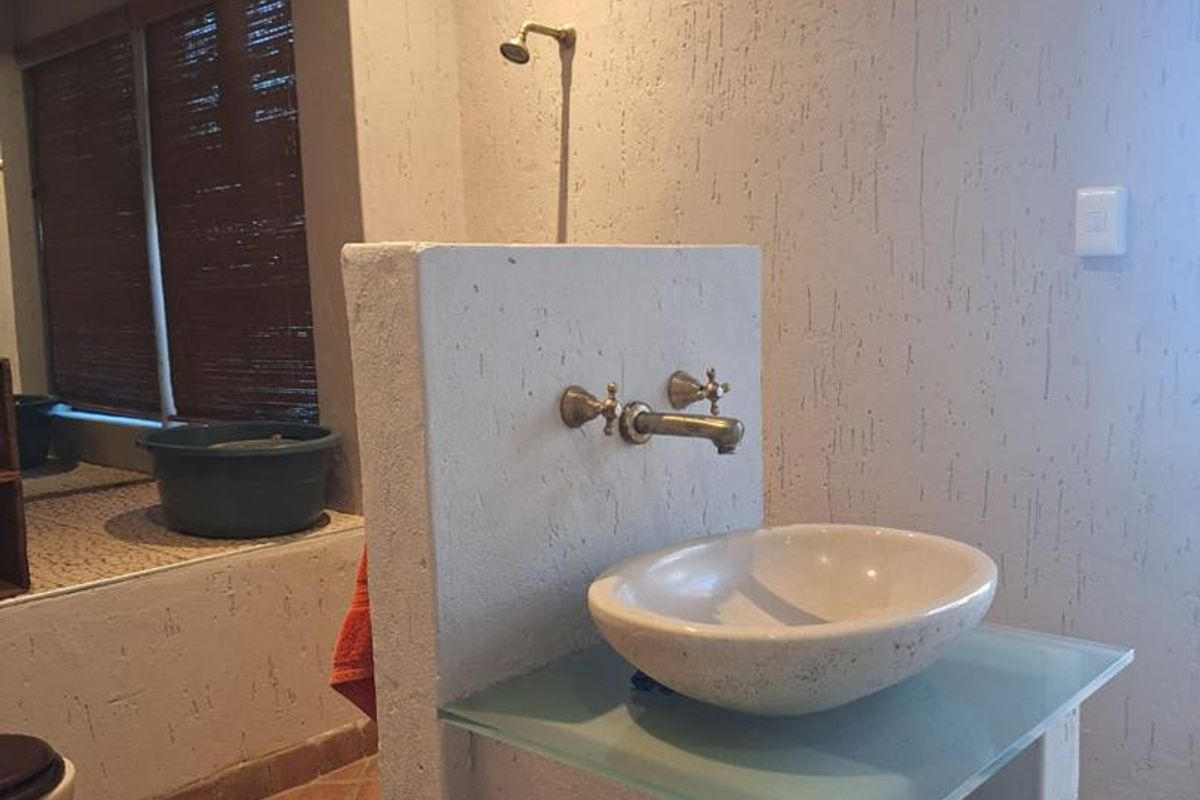 Spacious 5-Bed Residence With Consulting Rooms In Klein Windhoek - Photo 5