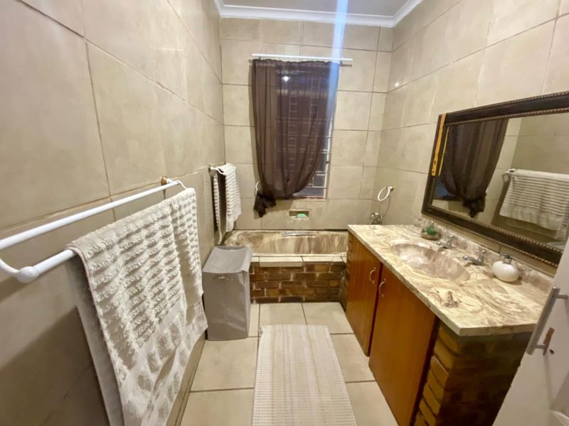 Ideal Renovation Project: 2 Bedroom Home with Garden - Photo 7