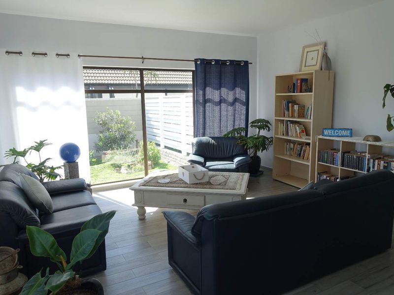 SEA VIEW PROPERTY OVERLOOKING THE BEACH PROMENADE - Photo 3