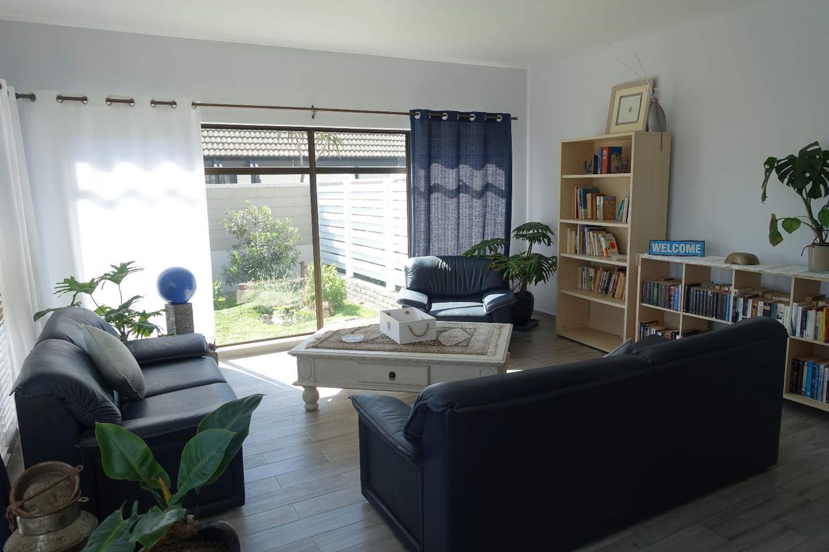 SEA VIEW PROPERTY OVERLOOKING THE BEACH PROMENADE - Photo 3