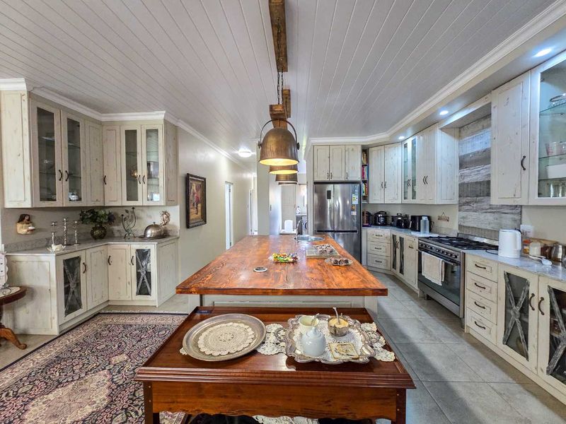 Three bedroom family home for sale in sought after area of Stilbaai. - Photo 7