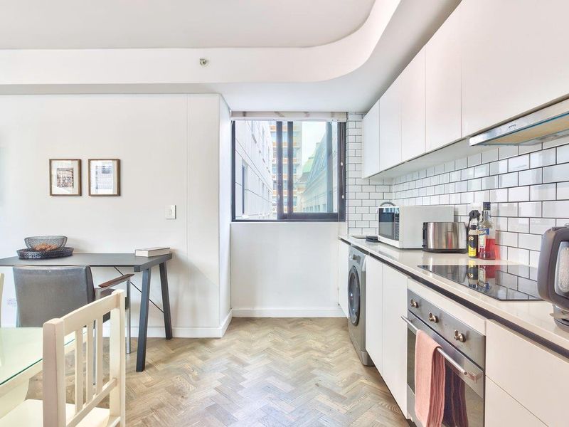 Stylish City Living and Airbnb with Iconic Design & good Views - Photo 9