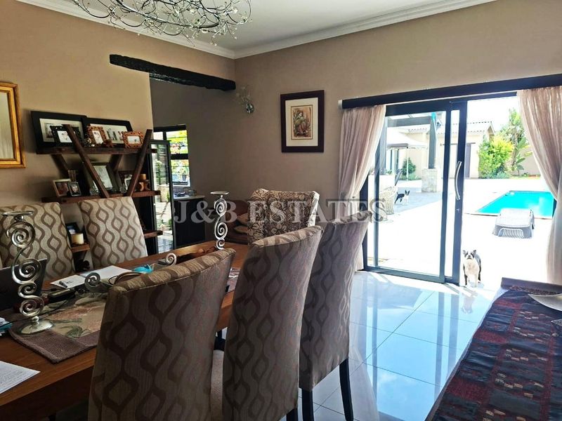 "Elegant Living: Where Comfort Meets Style!" - Photo 4