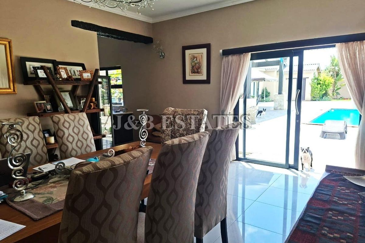 "Elegant Living: Where Comfort Meets Style!" - Photo 4