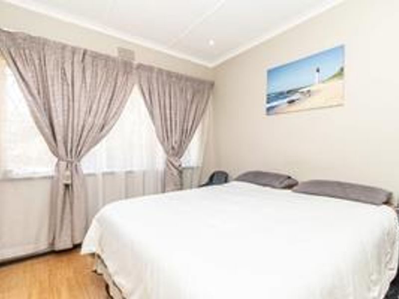 Spacious family home well located in Constantiakloof - Photo 10