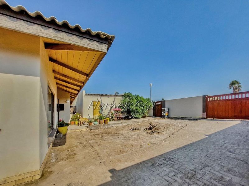 Hermes, Walvis Bay:  Spacious 3 Bedr Home is for sale - Photo 3