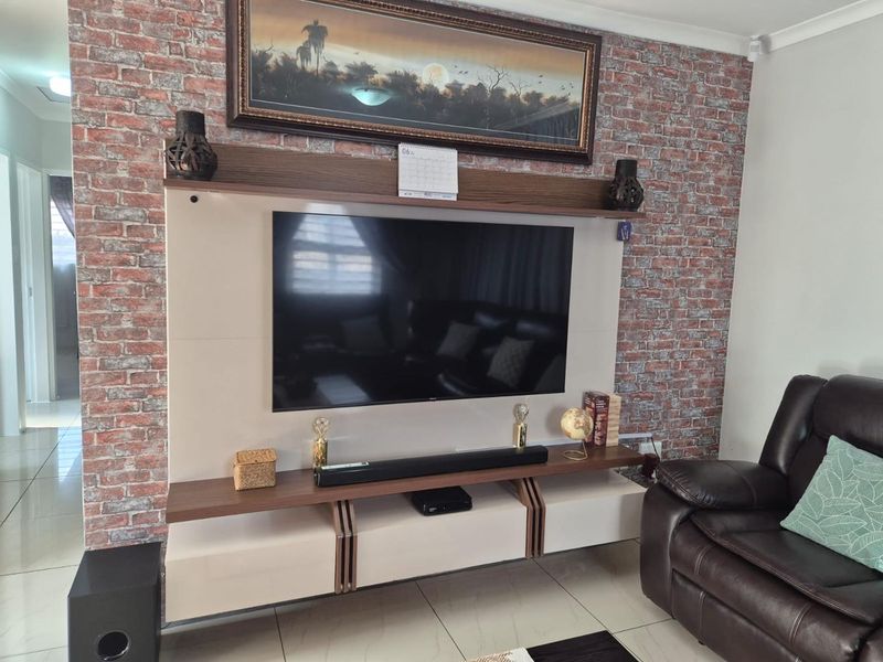 Clayville - R 1 180 000 Lovely Family Home - Photo 9