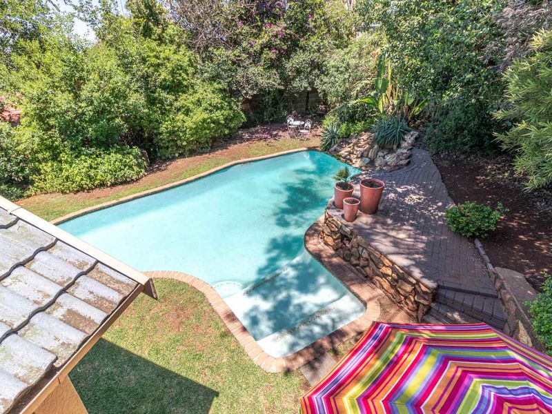 **Stunning Four-Bedroom Home with Lush Garden in Prime Location** - Photo 5