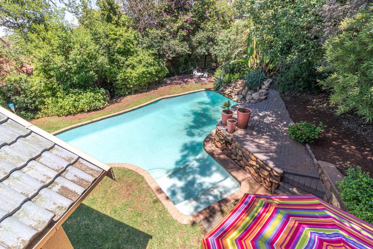 **Stunning Four-Bedroom Home with Lush Garden in Prime Location** - Photo 5