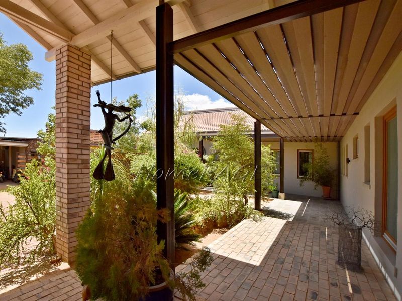 Omaruru:  Elaborate, Luxurious Home is for Sale - Photo 8