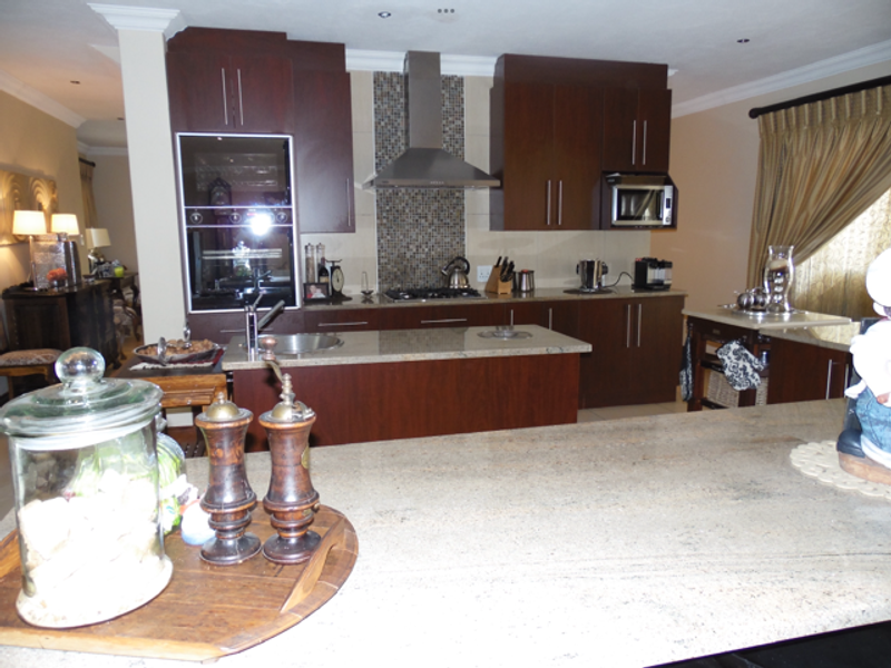 FULLY FURNISHED MAGNIFICENT RESIDENCE FOR RENT IN SECURE UPMARKET ESTATE - Photo 3
