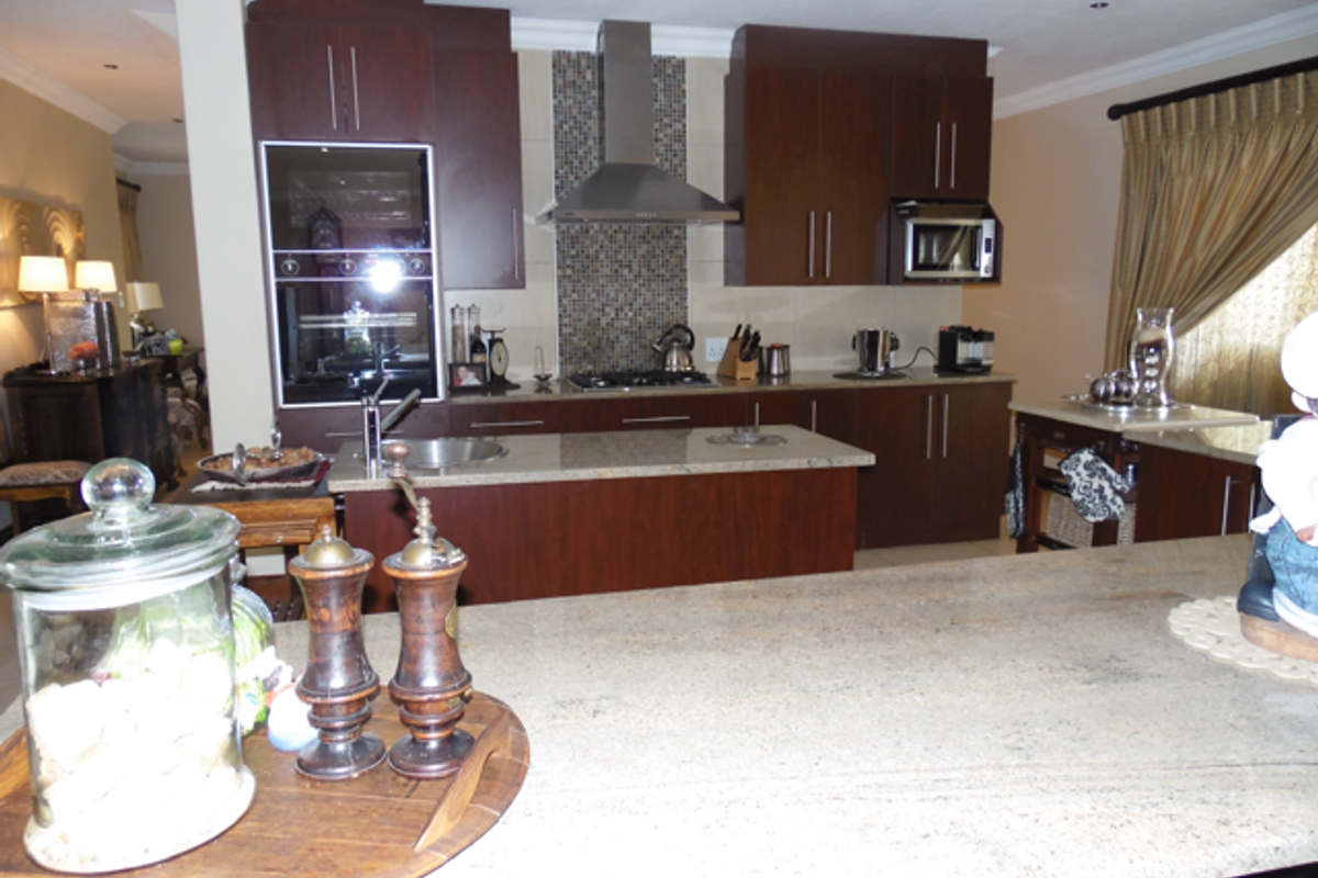 FULLY FURNISHED MAGNIFICENT RESIDENCE FOR RENT IN SECURE UPMARKET ESTATE - Photo 3