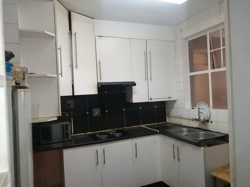 Prime Location, Prime Investment: Sunnyside 2.5BR Apartment - Photo 4