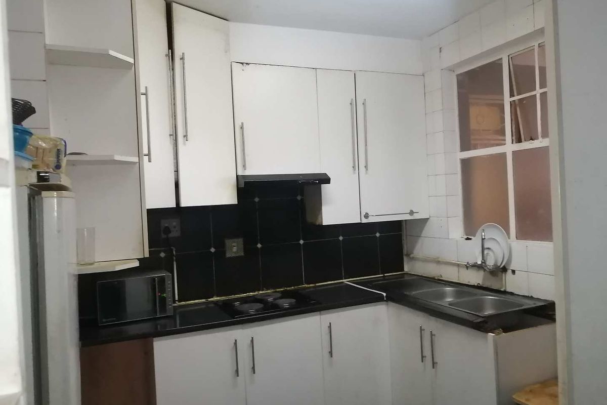 Prime Location, Prime Investment: Sunnyside 2.5BR Apartment - Photo 4