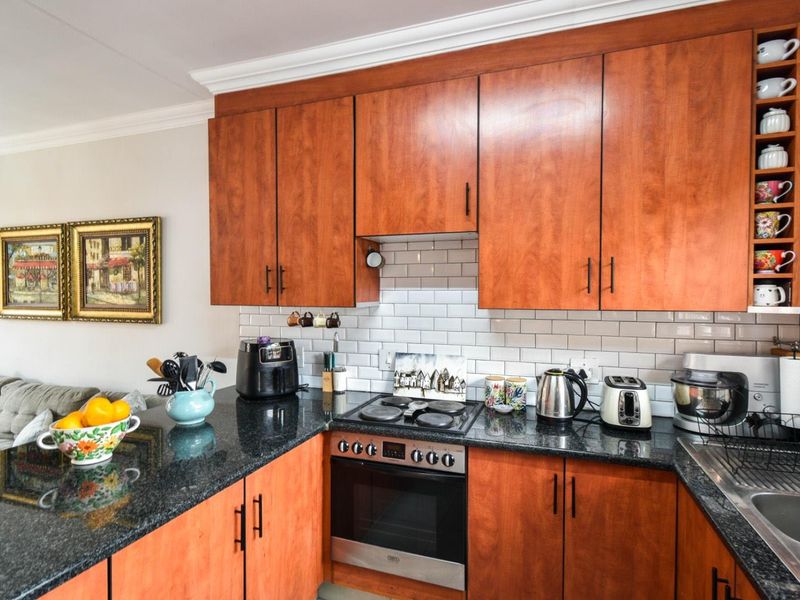 Move-In Ready Townhouse in Secure Old Faerie Glen Complex - Photo 6