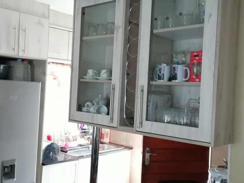 Clayville Ext 45 - 2 Bed 1 Bath R 850 000 - Photo 5