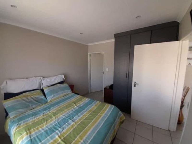 Modern Comfort in Chessington: Secure 3-Bedroom Apartment Awaits! - Photo 6