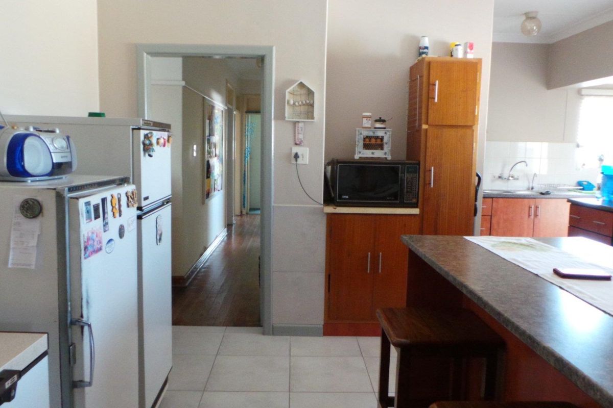 Live and Work - Zoned Business - Perfect to trade from home - Photo 4