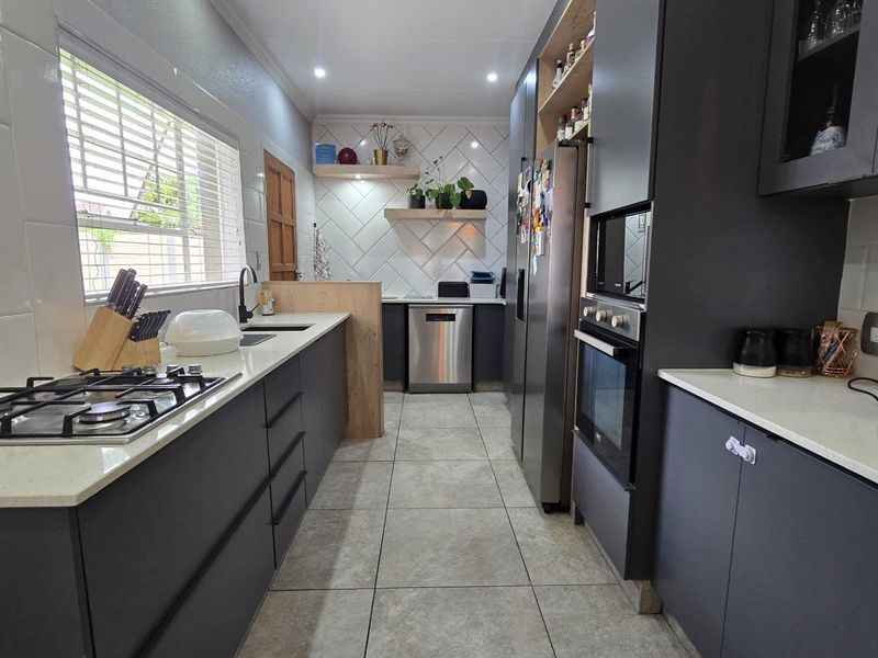 4 Bedroom House for Sale in Verwoerdpark - Photo 7