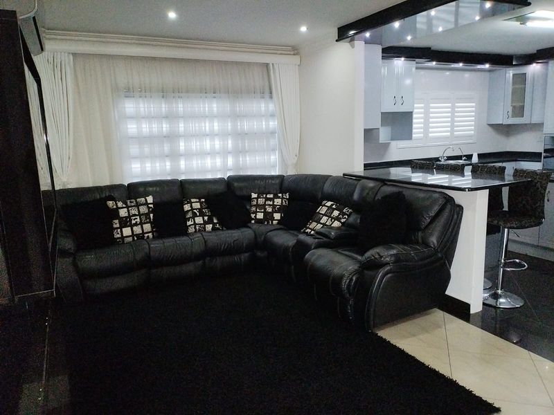 Sophisticated spacious family home for sale in Somerset Park - Photo 6