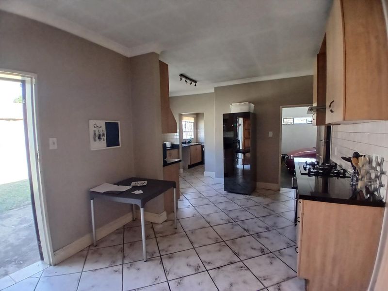 Large Family Home for Sale - Photo 9