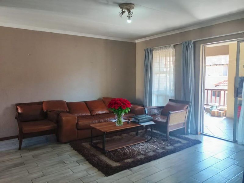 2 beds spacious unit, with cover patio +24hour security - Photo 3