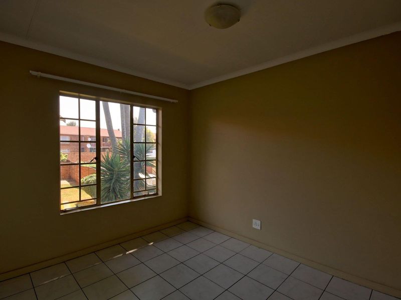 First-floor, 2 bed 1 bath unit in Faerie Glen - Photo 10