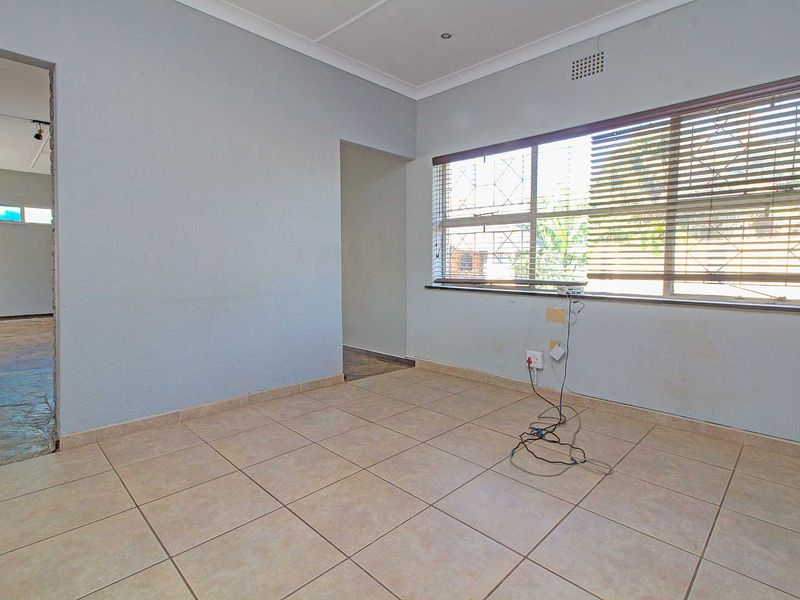 Spacious Family Oasis with Renovated Pool & Solar Power! - Photo 8