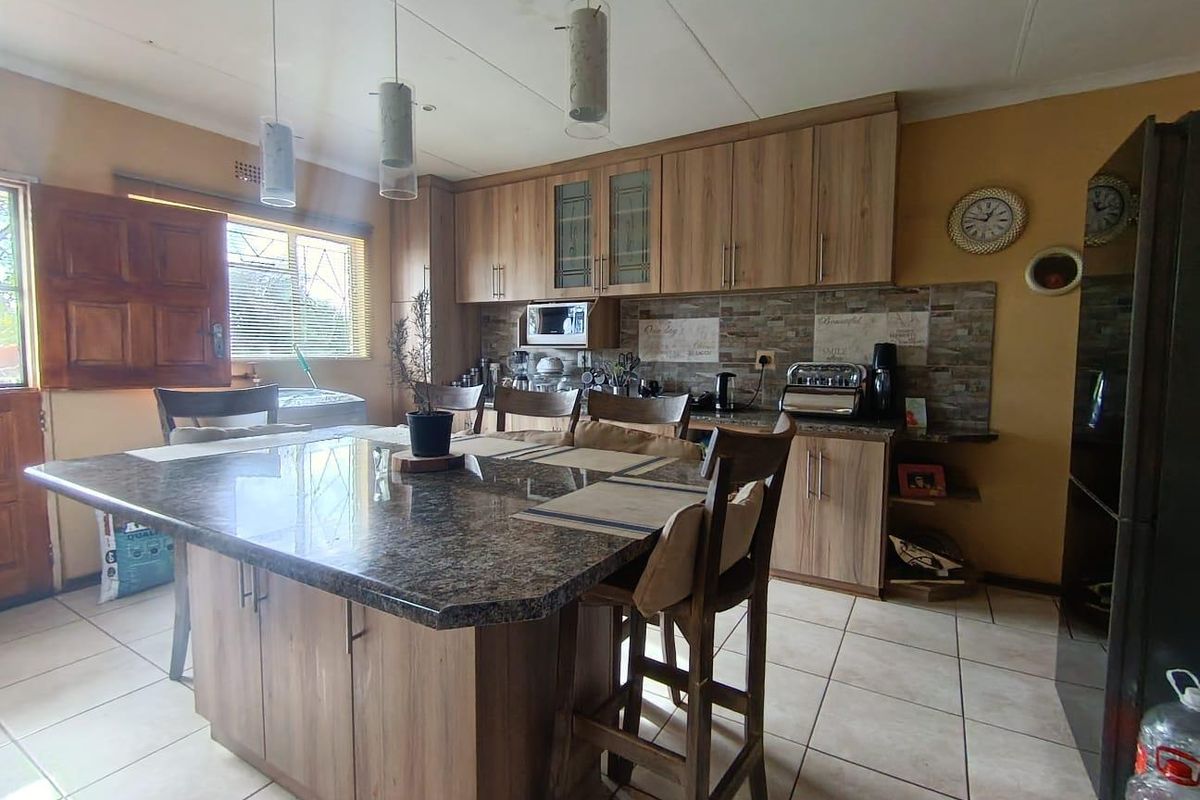 Seize the Opportunity: Dual Homes in Desirable Lakeview - Photo 5