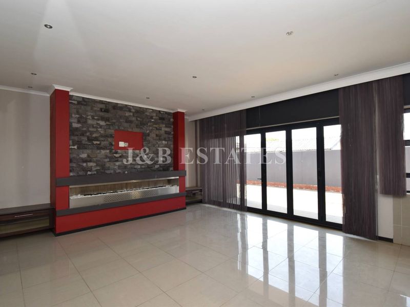Large Modern Home - Photo 8