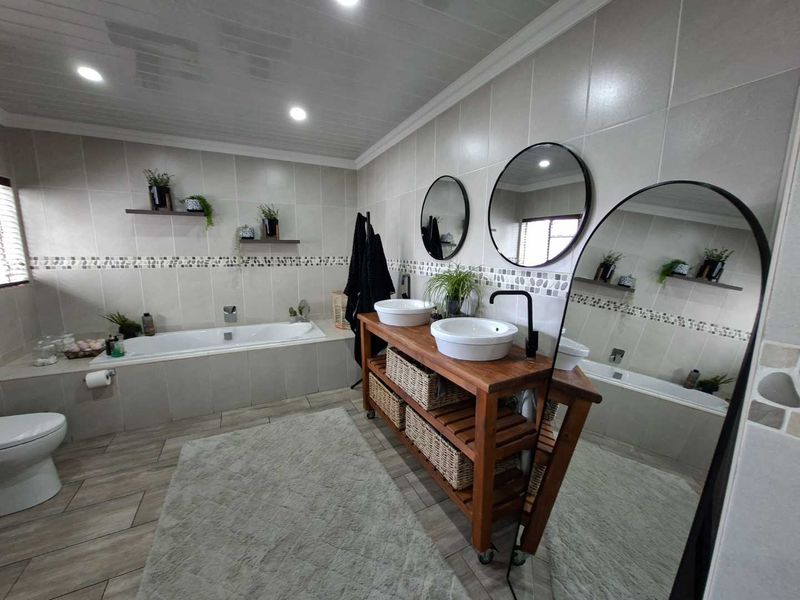 Luxurious Modern Home for Sale - Photo 8