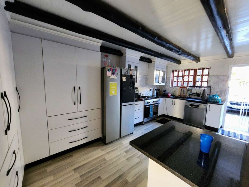 Self-Funding Investment: Dual-Living Riviera Gem with R30,000 Income to Cover Your Bond - Photo 5