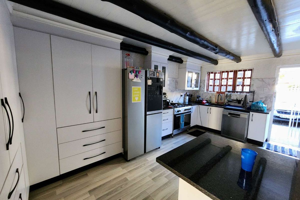 Self-Funding Investment: Dual-Living Riviera Gem with R30,000 Income to Cover Your Bond - Photo 5