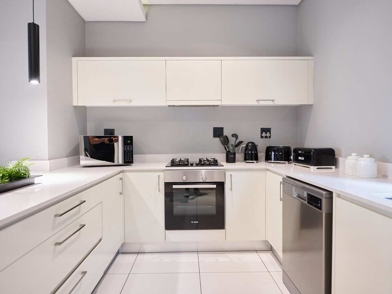 MODERN FULLY FURNISHED APARTMENT AWAITS YOU. - Photo 2