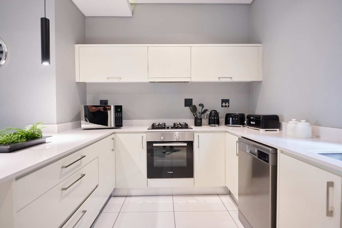 MODERN FULLY FURNISHED APARTMENT AWAITS YOU. - Photo 2