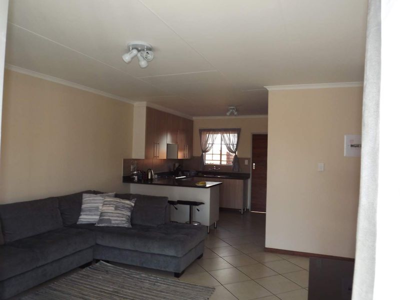 Modern 3 Bedroom Townhouse in Prime Location - Photo 5