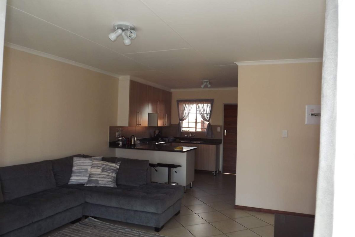 Modern 3 Bedroom Townhouse in Prime Location - Photo 5