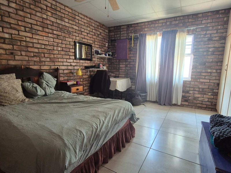 Warm, Rustic Uis-Brick Home With Huge Potential! - Photo 9