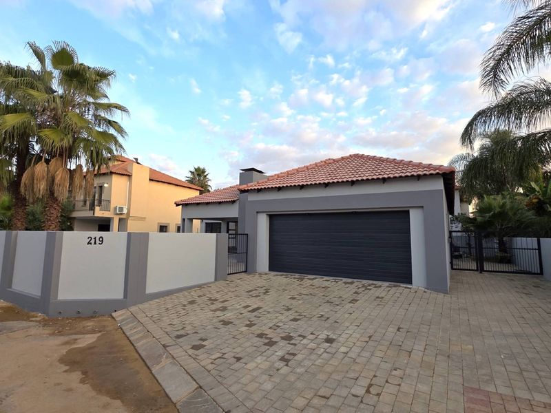 Pristine 4 Bedroom Family Home in Melodie Hartbeespoort - Photo 1