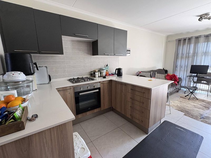 Groundfloor unit in the Sought after Cherry Blossom complex - Photo 9