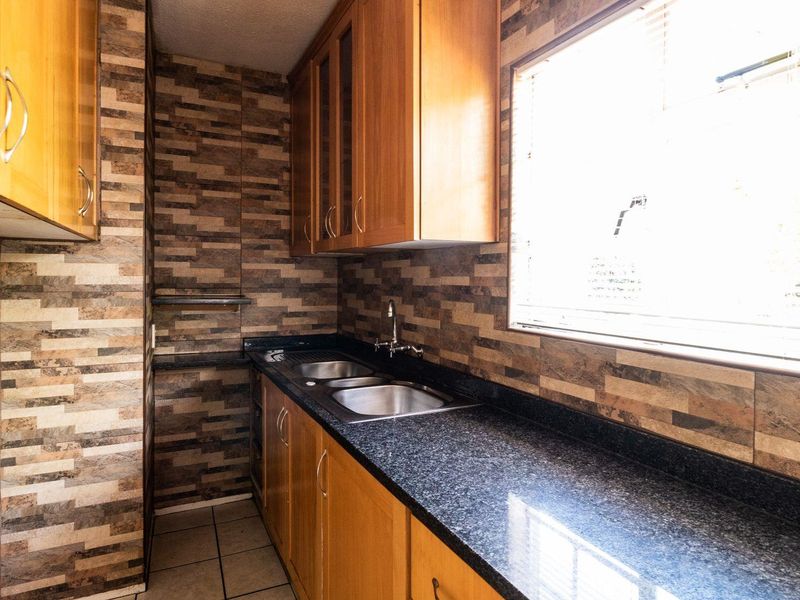 Charming 2-Bedroom Ground Floor Unit: Style and Comfort Await! - Photo 7