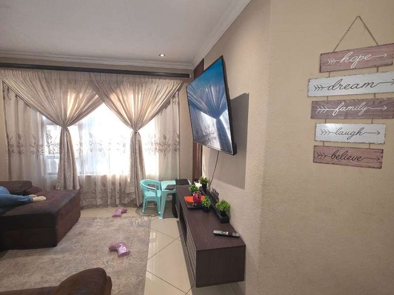 Luxury 3-Bedroom home with modern finishes for sale in Mahube Valley, - Photo 3