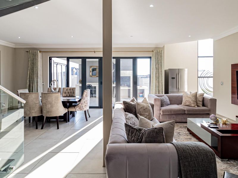 Exquisite Contemporary Home for Sale - Photo 3