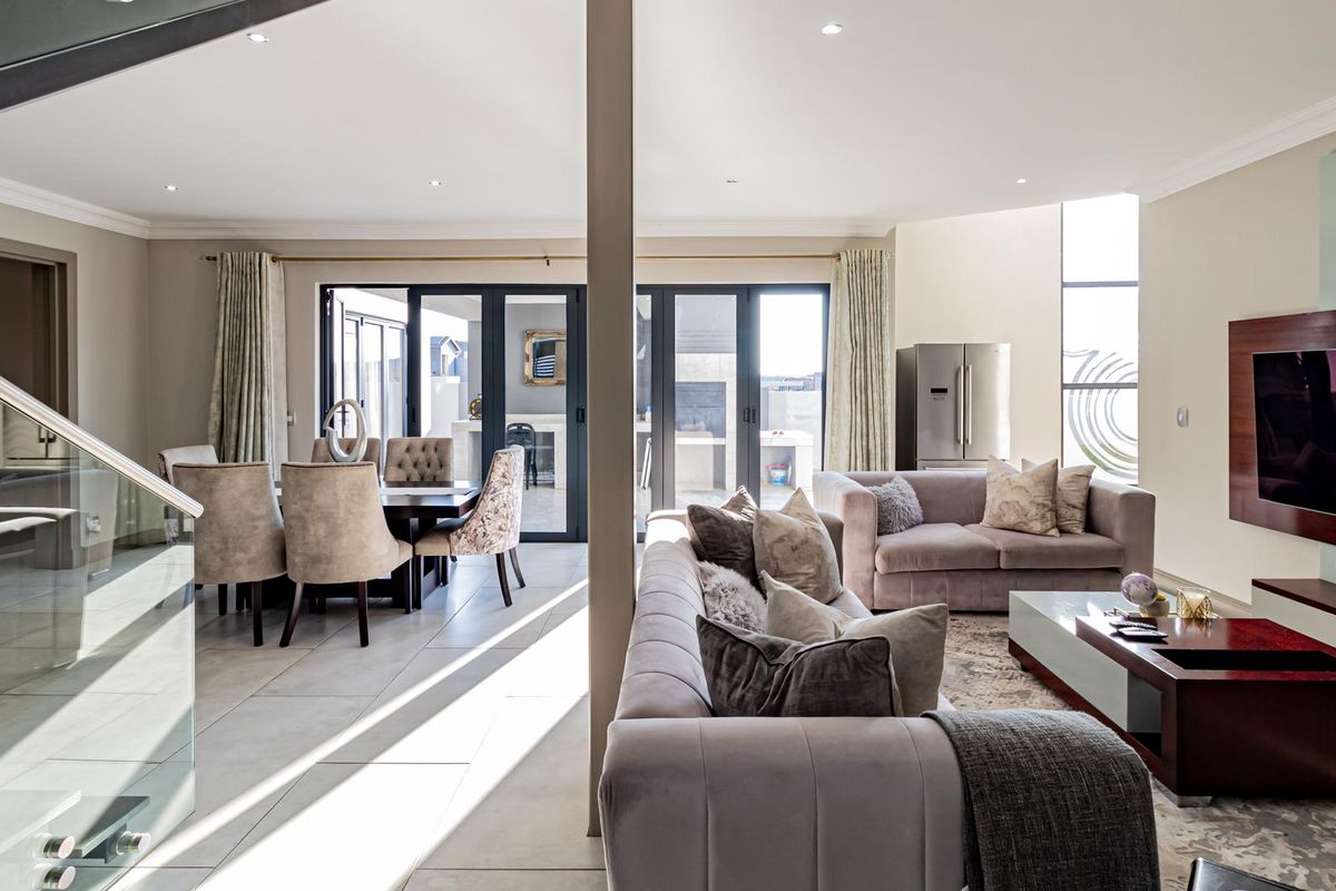 Exquisite Contemporary Home for Sale - Photo 3