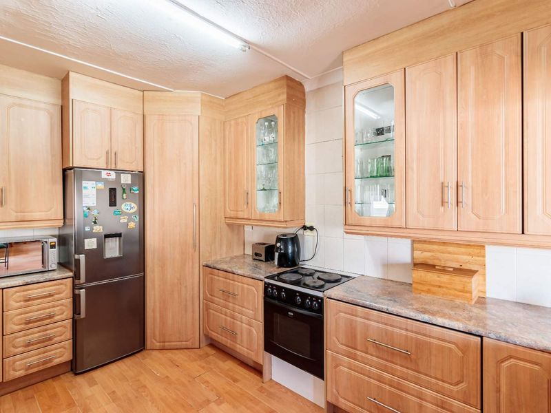 SPACIOUS FAMILY HOME WITH EXTRA ACCOMMODATION - Photo 8