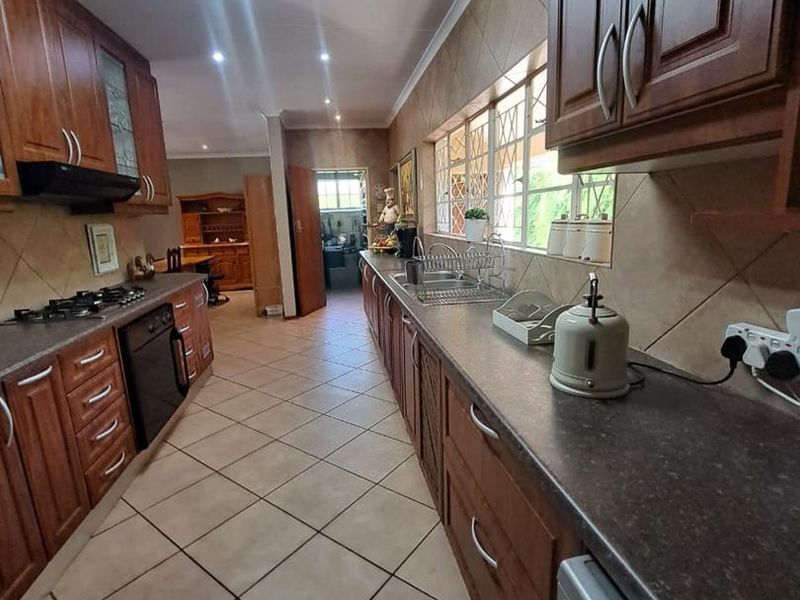 Charming Family Home with Modern Amenities - Photo 4