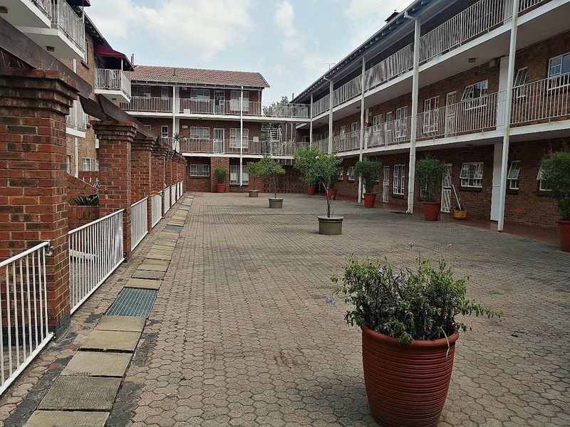 First Floor cozy apartment minutes from Sandton - Photo 10