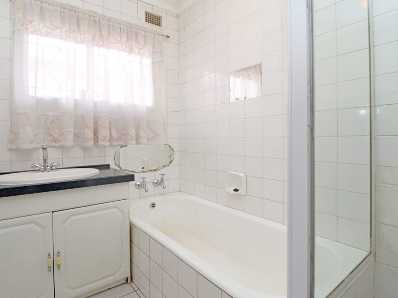 4-Bedroom Family Home with Dual Access, Pool & Double-Volume Workshop | Exclusive RNS - Photo 8