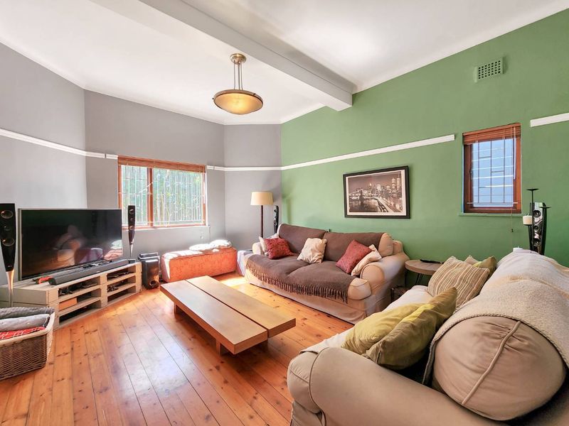 Iconic Muizenberg Property | 2 Apartments | Sold as Going Concern | Guesthouse/Commercial Potential - Photo 9